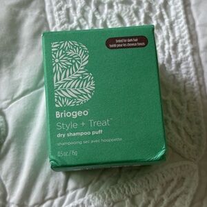 BRIOGEO Style + Treat™ Dry Shampoo Puff tinted for dark hair 15g / 0.5oz